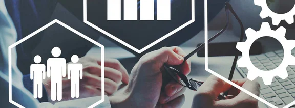 Ein Bild von 2 Personen die am Schreibtisch sitzen vor einem Computer, auf dem Bild sind noch weiße Icons drauf wie: Menschen Icon, Diagramm Icon, Zahnrädern Icon und ein Icon mit Stift und Notizblock