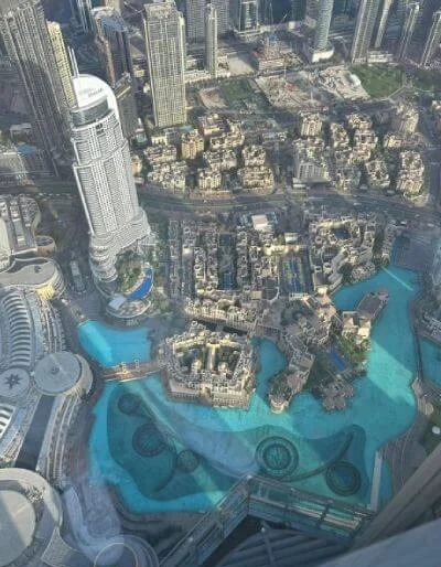Bild aus der Vogelperspektive aus dem Burj Khalifa in Dubai auf die Stadt Dubai