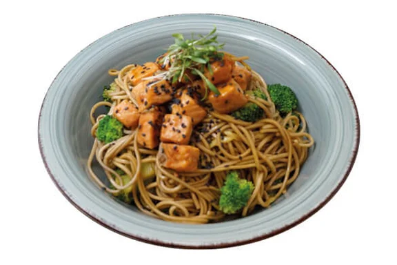 Tellergericht zur Aktion "Japan Wochen": "Teriyaki Lachs" mit Soba Nudeln und frischem Brokkoli