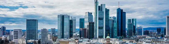 Bild zeigt die Skyline von Frankfurt, einem der wichtigsten Knotenpunkte in Deutschland für Finanzen, Immobilien und Versicherungen.