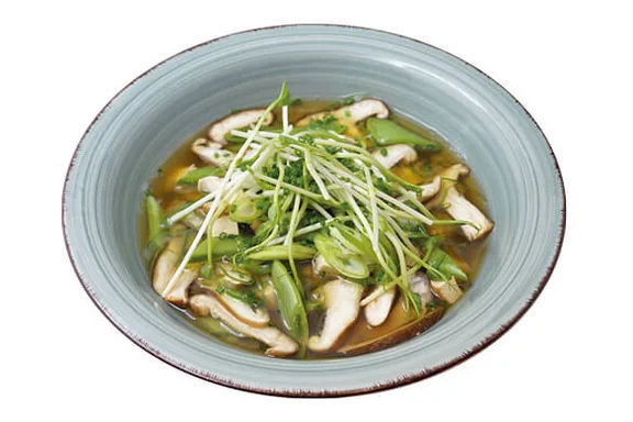 Tellergericht zur Aktion "Japan Wochen": "Miso-Suppe" mit Shiitake-Pilzen, Räuchertofu und Zuckerschoten