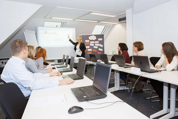 Bild von Menschen während einer Fortbildung im Büro 