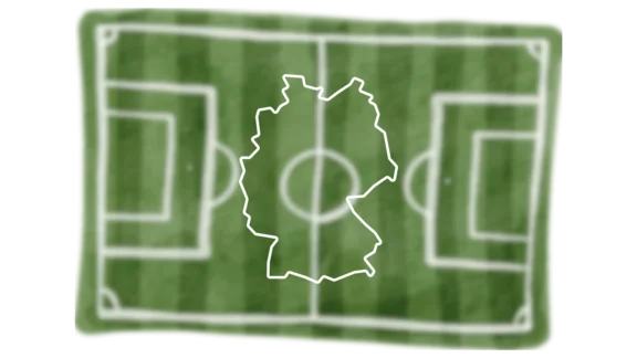 Im Hintergrund ein verschommenes Bild von einem Fußballfeld und darauf im Vordergrund ein Umriss von Deutschland