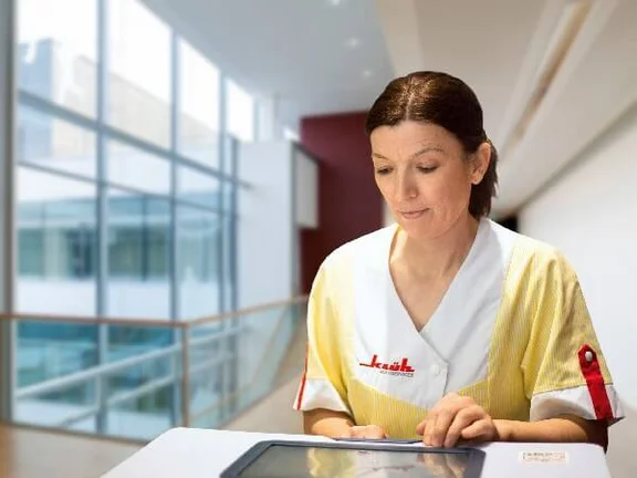 eine Klüh Reinigungskraft bei der Arbeit