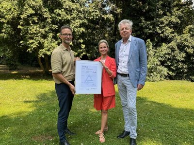 Herr Keßeler, Frau Latton und Herr Frank präsentieren das ZNU Zertifikat
