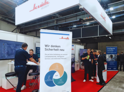 Messestand SicherheitsExpo Berlin mit Besuchern