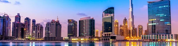 Ein Bild der Skyline der Vereinigten Arabischen Emiraten bei dämmerung