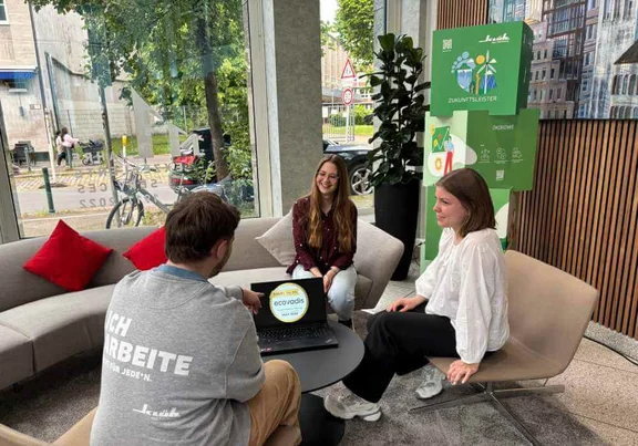 Klüh Mitarbeiter im Gespräch