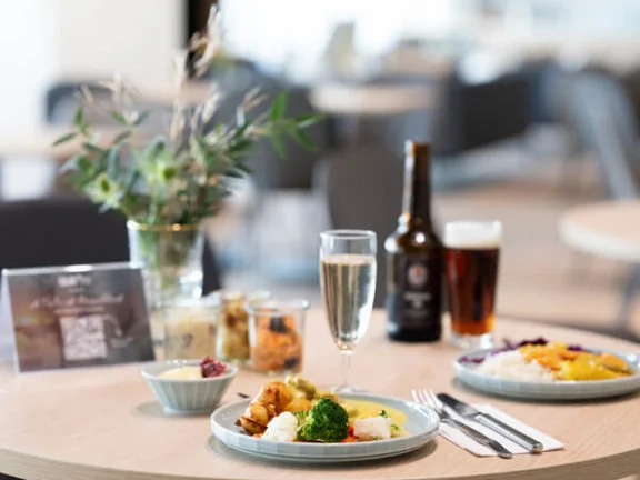 Tisch mit Essen und Trinken