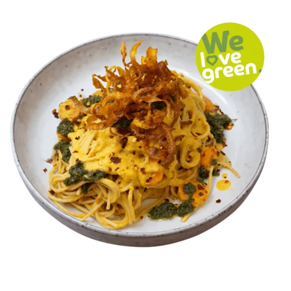 Ein Tellergericht mit Nudeln und einem Logo auf dem Bild von "We love green."