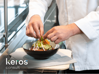 ein Koch richtet ein Tellergericht an und Firmen Logo: keros consult