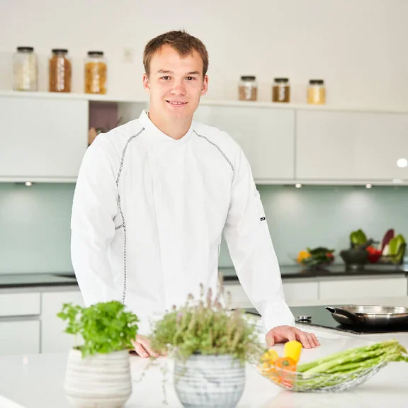 lachelnder Mann in der Küche
