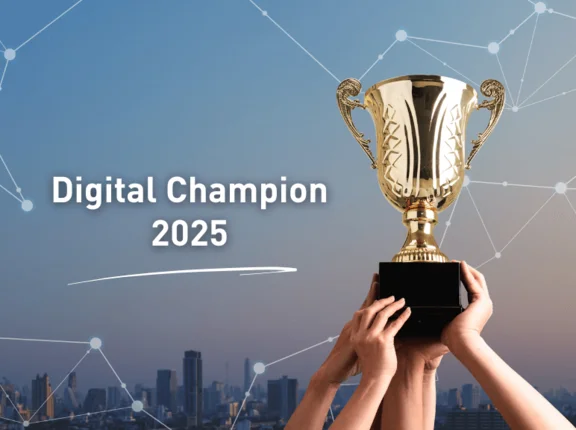 Ein Bild zum Digital Champion 2025, viele Hände halten zusammen ein Pokal in die Luft