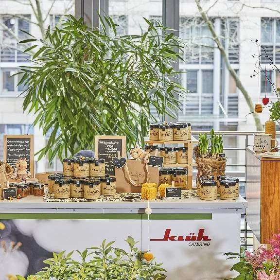 Klüh Catering Osteraktion beim WDR mit einem Produktstand von"HoodyBee" Honig-Produkten