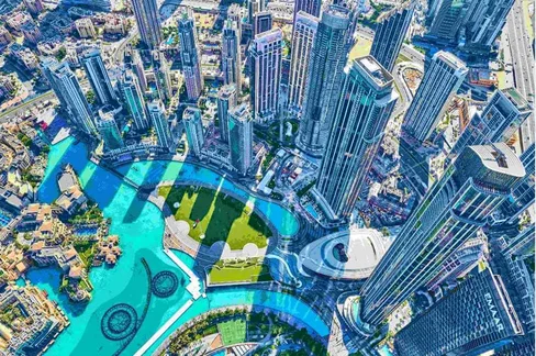 Ein Bild aus der Vogelperspektive von Dubai mit Wolkenkratzern und modernen Gebäuden