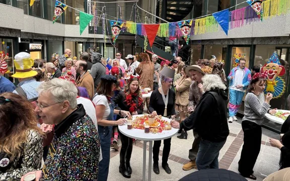 Karnevalsfeier im Atrium mit verkleideten Menschen 