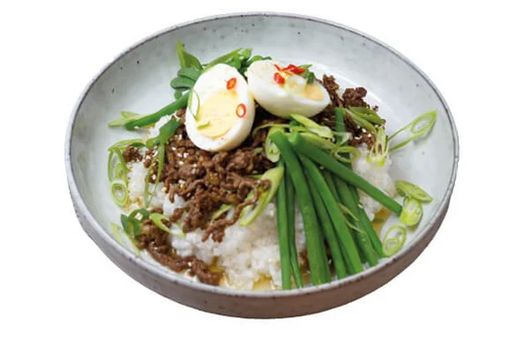 Tellergericht zur Aktion "Japan Wochen": "Soboro Don" mit Japanische Reisschüssel mit mariniertem Hackfleisch, grünen Bohnen und Ei