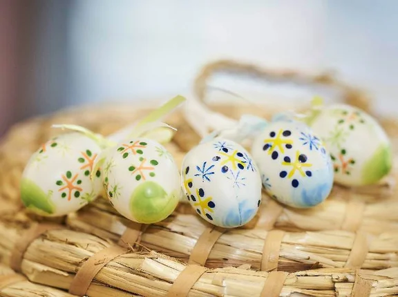 fünf bemalte Ostereier