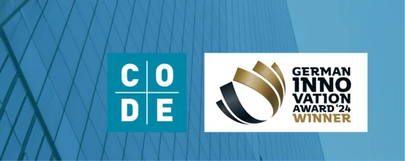 Ein Bannerbild von einem Glas Gebäude, zusätzlich sind die Icons von Klüh CoDE und german innovation award '24 winner auf dem bild