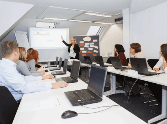 Menschen während einer Fortbildung im Büro