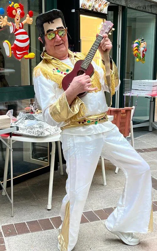 Herr Beyersdörfer verkleidet als Elvis Presley