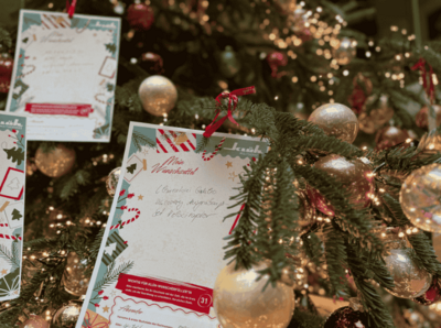 Ein Bild von einem geschmückten Tannenbaum mit einem Wunschzettel