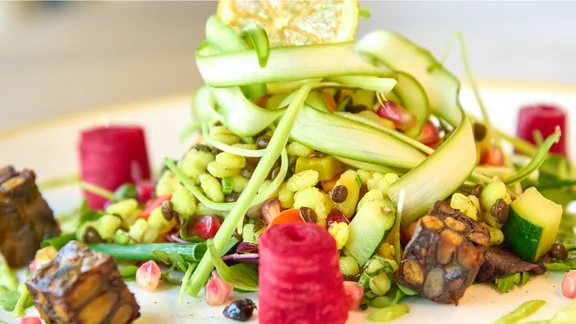 Bannerbild von einem Tellergericht mit viel Gemüse