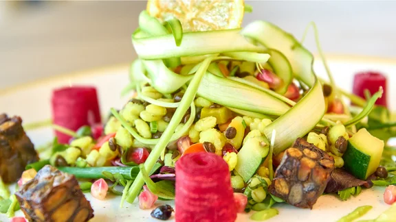 Bannerbild von einem Tellergericht mit viel Gemüse