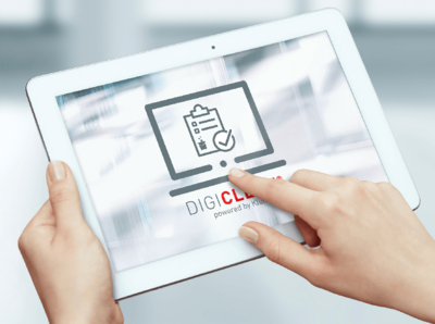zwei Hände die ein Tablet bedienen und auf dem Bildschirm ist Digi Clean powered by Klüh zusehen