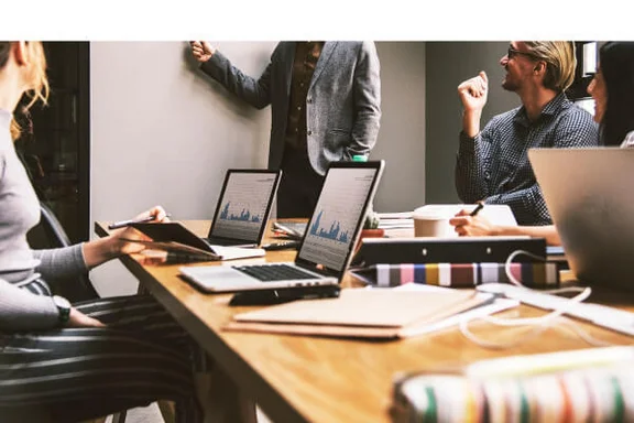 Büromeeting mit 4 Menschen 