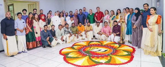 Gruppenfoto von mehreren Menschen in traditioneller hinduistischer Kleidung