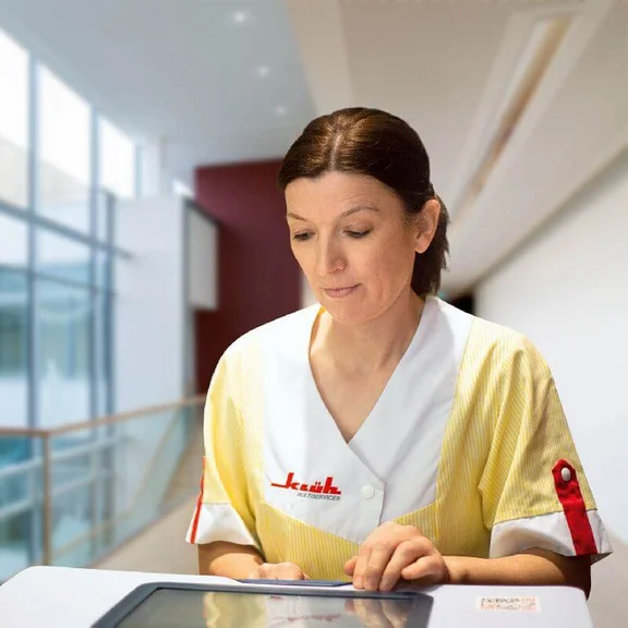 Klüh Reinigungskraft bei der Arbeit