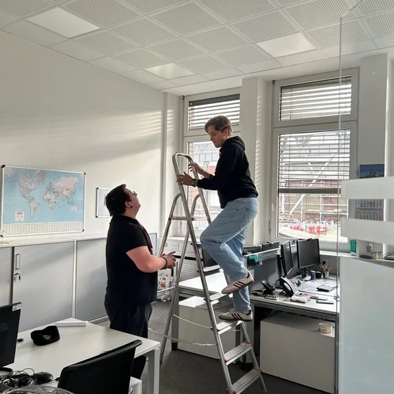 Werkstudent auf einer Leiter