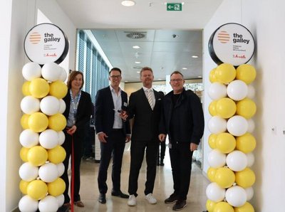 [Translate to Englisch:] Gruppenbild von der Eröffnung mit Condor- und Klüh-Führungskräfte