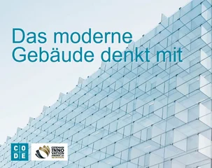 Ein Bild von einander gereihten quadratischen Glas Objekten mit dem Titel: Das moderne Gebäude denkt mit, am rand des Bildes sind die Logos von CoDE und German innovation award '24 winner