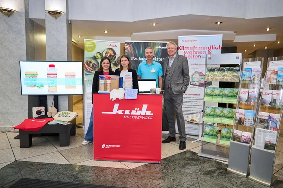 ein Infostand vom Klimamobil Düsseldorf und Klüh Multiservices