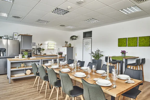 Bild von einer Küche mit gedecktem Tisch