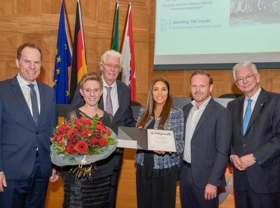 Ein Gruppenbild zur Auszeihnung von der Klüh Stiftung