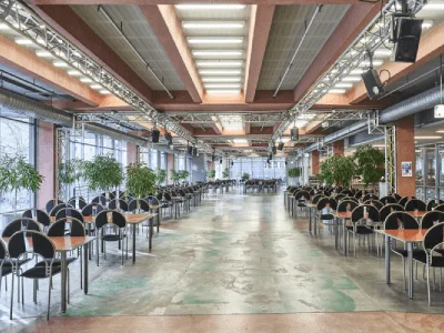 WDR Betriebsrestaurant mit Esstischen und Stühlen