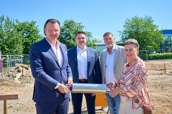 Gruppenbild zur Grundsteinlegung für Notruf- und Serviceleitstelle in Meerbusch mit: Holding Geschäftsführer Frank Theobald, Geschäftsführer Klüh Security Sven Horstmann und Petra Schoppe stellvertretende Bürgermeisterin der Stadt Meerbusch