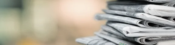 Ein Stapel mit Zeitungen