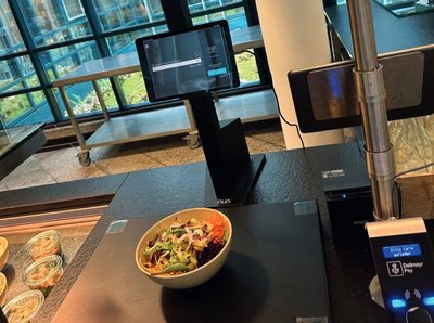 ein Tellergericht an einem Self-Checkout Schalter