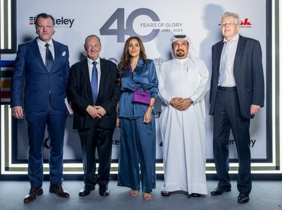 Ein Gruppenbild, im Hintergrund ist eine Wand mit Logos der Unternehmen Klüh Multiservices und Berkeley und dem Schriftzug "40 Years of Glory 1984-2024"