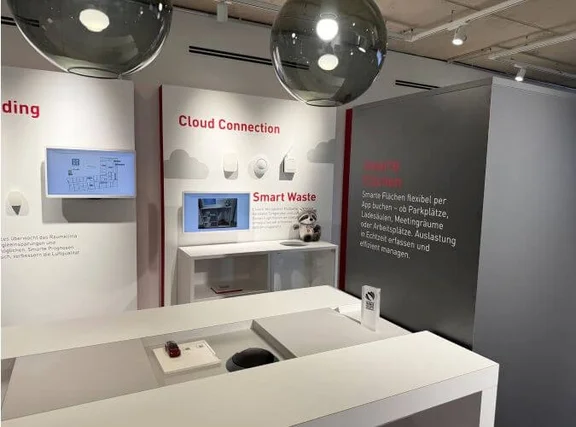 Das Bild zeigt einen Teil des Showrooms bzw. der Ausstellungsfläche von Klüh auf dem Euref-Campus in Düsseldorf.