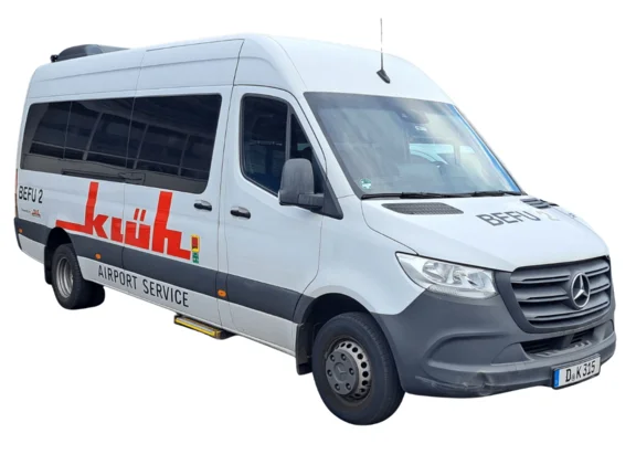 Weißer Personentransporterbus mit rotem Klüh Logo an der Seitentür