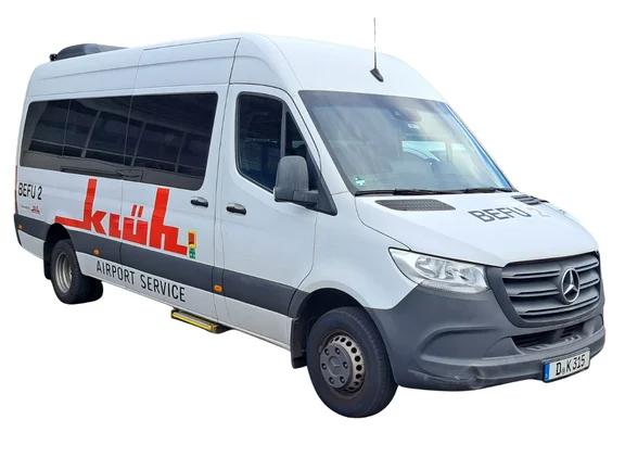 Weißer Personentransporterbus mit rotem Klüh Logo an der Seitentür