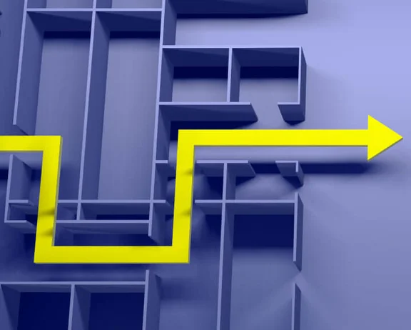 ein blau-violettes Labyrinth was ein Grundriss einer Immobilie darstellt und eine Gelber langer Pfeil der ein weg hinaus zeigt durch das Labyrinth