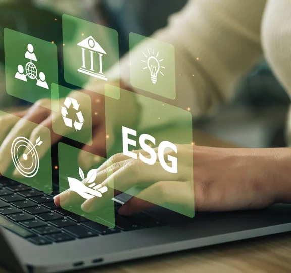 Ein Bild von einer Person die am Notebook arbeitet, aus dem Notebook erscheinen visuelle Icons