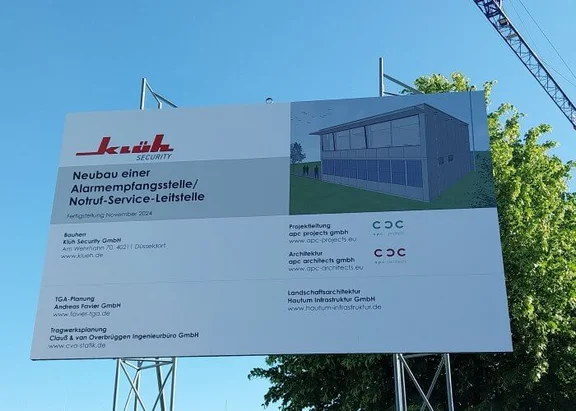 Bauschild zum Neubau einer Alarmempfangsstelle/Notruf-Service-Leitstelle von Klüh Security