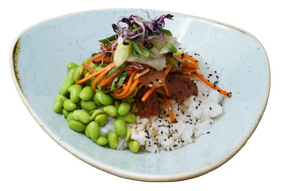 Tellergericht zur Aktion "Japan Wochen": "Butadon" bestehend aus Hokkaido Pork Bowl mit saftigem Schweinefleisch in Ingwer, Edamame und Sushi Reis